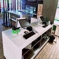 國萬超市收銀進(jìn)銷存系統(tǒng)是一款針對中小型超市及POS收銀行業(yè)的店面銷售管理系統(tǒng)軟件，其中包含商店管理、超市POS前臺收銀銷售管理，自助結(jié)算臺管理、手機(jī)網(wǎng)上商城預(yù)訂系統(tǒng)、條形碼商品管理,倉庫管理、商品出入庫管理,盤點(diǎn)管理,倉庫庫存管理，超市營收財務(wù)統(tǒng)計管理系統(tǒng),超市日月年報表系統(tǒng),設(shè)計與打印系統(tǒng)等功能模塊。