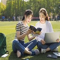 國萬校園招生繳費(fèi)系統(tǒng)從繳費(fèi)者的角度分為兩類，分別為校內(nèi)用戶與校外用戶，校內(nèi)用戶通過統(tǒng)一身份認(rèn)證登錄到系統(tǒng)中，選擇校方提供的繳費(fèi)項目，選擇自己的支付方式即可完成整個繳費(fèi)過程。校外用戶可以通過兩種方式登陸：注冊與支付碼登陸，或通過招生老師分享付款二維碼方式登陸后可以完成繳費(fèi)過程。